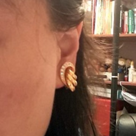 Antique Golden Rhinestone Clip Ear Stud - Picture 4 of 4